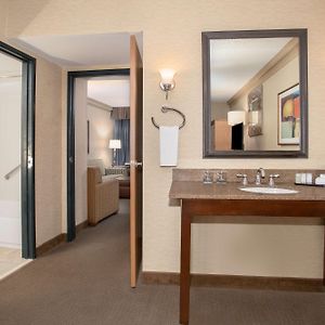 One-Bedroom King Suite Mobility Accessible Tub